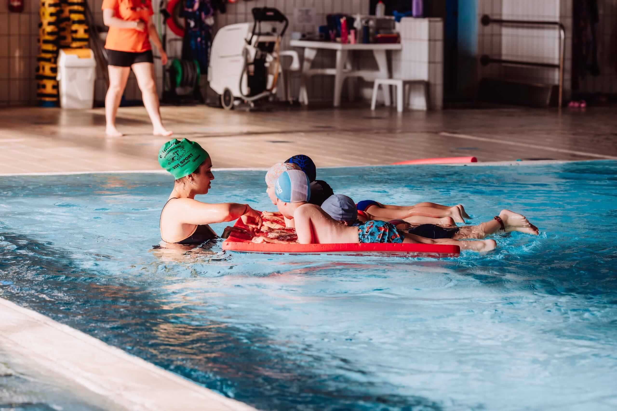 Primi passi corsi nuoto per bambini Vivisport Piscina Fossano Uisp